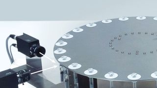 Inspektion von Spritzen: zwei Kameras prüfen den Winkel der Spritzen und den richtigen Sitz der Schutzkappe, eine dritte den Spritzenflansch. (Uhlmann Pac-Systeme GmbH & Co. KG)