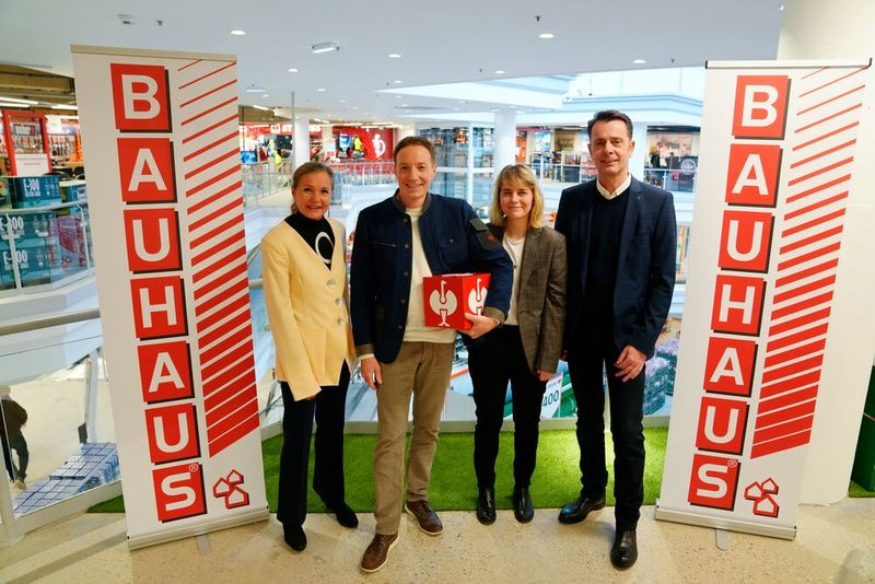 Von links: Doris Felber (Bäckerei Felber), Steffen Strauss (CEO Strauss), Stefanie Lamp (Bezirksvorsteherin) und Heinz Reithner (Geschäftsführer Bauhaus Österreich) erklärten das neue Konzept. (Bild: Strauss)