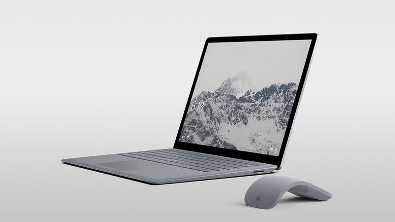 In Deutschland wird das erste reine Notebook von Microsoft nur in Platinum-Silber verkauft. Die Surface Arc Mouse ist optionales Zubehör und hierzulande noch nicht zu haben. (Microsoft)