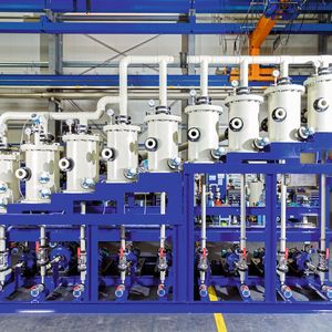 Für einen US-Kunden konzipierte BHS-Sonthofen eine Trennlösung mit einer Kaskadenwäsche. Dabei sind die Abscheider treppenförmig aufgebaut.(Bild:  BHS Sonthofen)