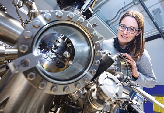 Prof. Dr. Angelika Kühnle untersucht in einer neuen Studie, wie Moleküle durch Kühlen mobil werden. Prof. Dr. Angelika Kühnle untersucht in einer neuen Studie, wie Moleküle durch Kühlen mobil werden.