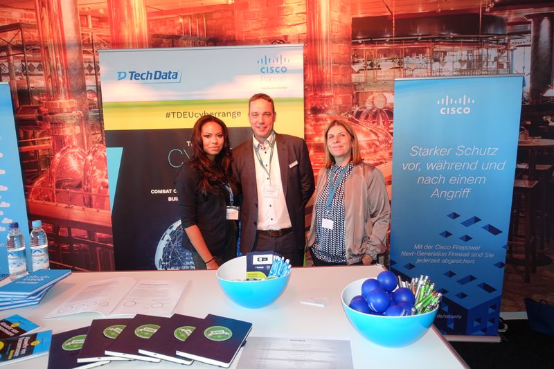 Thomas Boisly (Tech Data) mit Sarah Löhlein und Doris Armer  (l., Cisco) (Bild: IT-BUSINESS)