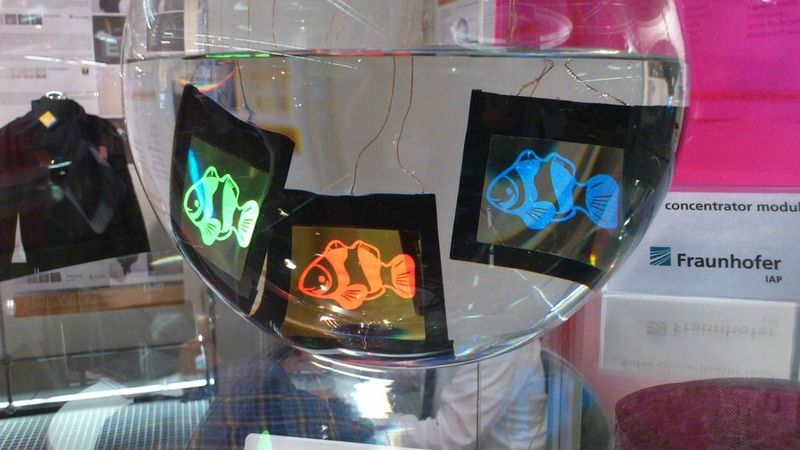 Elektronische Fische schwimmen im Aquarium - dass das geht, war am Fraunhofer-Stand zu sehen. (Bild: ELEKTRONIKPRAXIS)