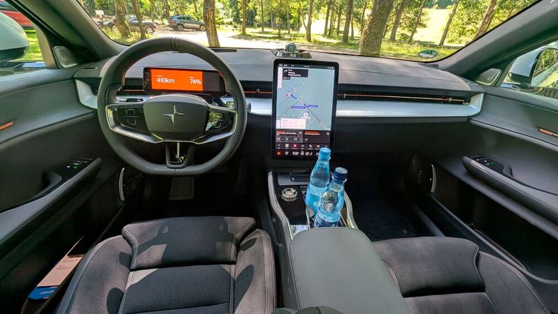 Das Interieur des Polestar 3 ist schlicht und hochwertig zugleich. Schalter und Tasten hat der Hersteller konsequent verbannt, genauso wie Klavierlack und Leder. (Bild: Mauritz – VCG)