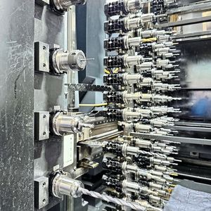 In «powRgrip» und ER-Spannsystem (beide Rego-Fix) gespannte Werkzeuge im Werkzeugwechsler des Bearbeitungszentrums. (Bild:  Vischer & Bolli)