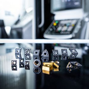 ISO-P-Stähle sind anspruchsvoll zu zerspanen. Mit dem passenden ISO-P-Wendeschneidplatten-Programm bringe Ceratizit nun aber performancestarke Sorten mit Dragonskin-Beschichtung, die universelle Dreh- und Bohrbearbeitung erlauben.(Bild:  Ceratizit)