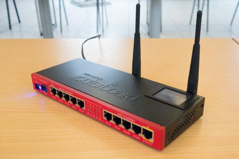 Access Points für drinnen (im Bild das Model RB2011ViAS-2HnD-IN) gibt es ebenso. (Bild: Srocke)