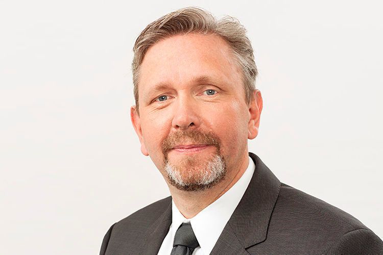 Guido Hanel, 50, ist neuer Vorstandsvorsitzender bei Kiekert und folgt auf Karl Krause, der das Unternehmen zum Monatsende verlassen hat. Hanel ist seit 2006 in leitenden Positionen bei Kiekert tätig. Im September 2017 wurde er als Chief Operating Officer zum Vorstandsmitglied berufen. Davor steuerte Hanel als Executive Vice President die Bereiche Programme, Planung und Qualität. Er begann seine Karriere bei Kiekert in der Werks-, Fabrik- und Produktionsplanung und war unter anderem als Werksleiter für das größte Kiekert-Werk in Tschechien verantwortlich. Erfahrungen in leitenden Funktionen hat Hanel zudem als Geschäftsführer bei der Stahlwille-Gruppe in Wuppertal gesammelt. Guido Hanel studierte Maschinenbau an der RWTH Aachen und erhielt seinen Doktortitel am Werkzeugmaschinenlabor. (Kiekert)