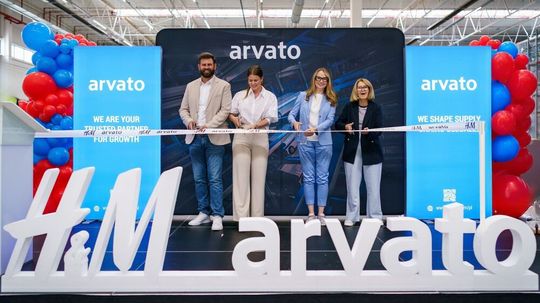 Die Protagonisten freuen sich über die Inbetriebnahme des neuen Shuttle-Systems im auf 98.000 Quadratmeter erweiterten Distributionszentrums für H&M in Polen.(Bild:  Arvato)