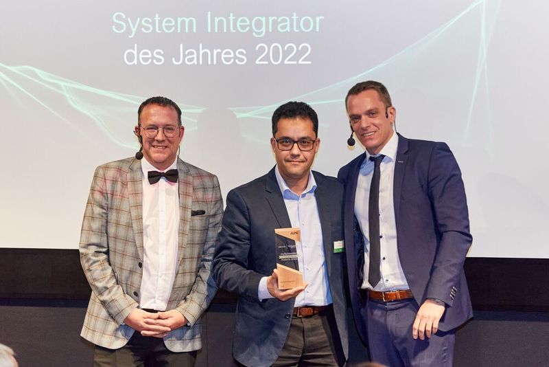 Mohammed Errouzi von Dell freut sich über den „System Integrator Award 2022“. (Bild: Schneider Electric)
