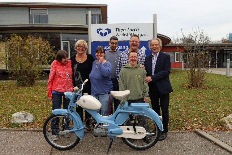 1959 für die stolze Summe von 600 D-Mark erworben, war das himmelblaue Exemplar einige Jahre stets dienstbeflissen und zuverlässig im Öffentlichen Dienst – zuerst bei der Deutschen Bahn, dann bei den Stadtwerken in Ludwigshafen. Ab Mitte der Sechziger musste es zum Transport beim Hausbau und von Wasserkanistern im Schrebergarten ran. So gingen die Jahre bis 2003 ins Land. 2012 erstand das Rixe-Moped Oliver Lang, Gruppenleiter der Theo-Lorch-Werkstätten in Ludwigsburg und Oldtimerfan. In seiner Einrichtung wurde das gute Stück im Rahmen einer ABM-Maßnahme zu neuem Leben erweckt. (Lebenshilfe Gießen)