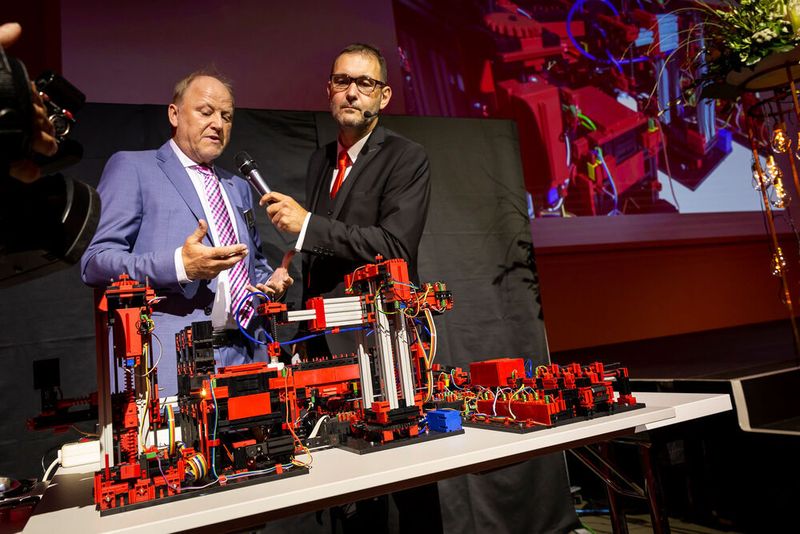 Guido Schubert, Vertriebsleiter und stellvertretender Geschäftsführer der Fischertechnik GmbH, stellte die Industrie 4.0-Modellfabrik seines Unternehmens vor. (Stefan Bausewein)