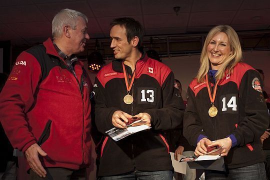 Goodyear-Dunlop-Chef Dr. Rainer Landwehr gratuliert den Gewinnern Ryan Smith und Chantal Mackenzie. (Fotos: Fulda)