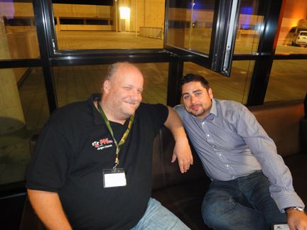 Jürgen Urbantat, PNL-Tec, und Timo Kusian, Markensturm, genießen die Pause am Abend. (Archiv: Vogel Business Media)