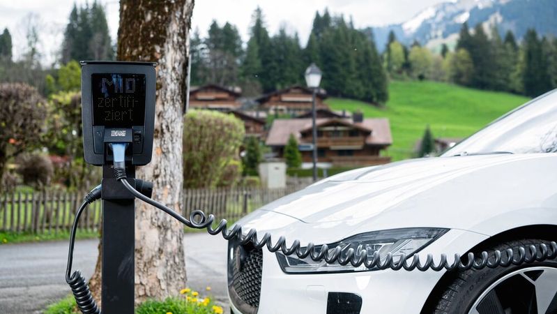 Immer mehr Menschen reisen im Sommer mit dem Elektroauto durch Europa. Eine gute Ladeinfrastruktur und eine durchdachte Routenplanung sorgen für entspannte Roadtrips über lange Distanzen.(Bild:  frei lizenziert / Pexels)