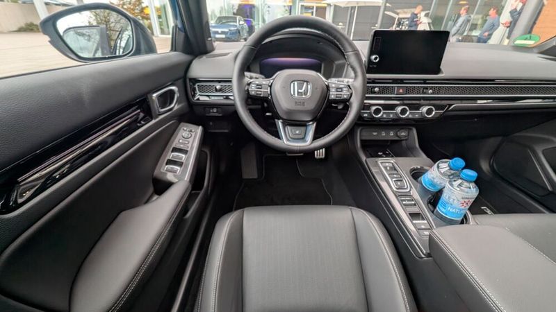 Der Innenraum wirkt wertig und trotz einiger Drehschalter und Tasten aufgeräumt. Hartplastik kommt im oberen Bereich nicht zum Einsatz. Insgesamt wirkt das Cockpit durch die durchgängie Farbe Schwarz etwas dunkel. Ein paar Farbakzente wären wünschenswert gewesen.  (Bild: Mauritz – VCG)