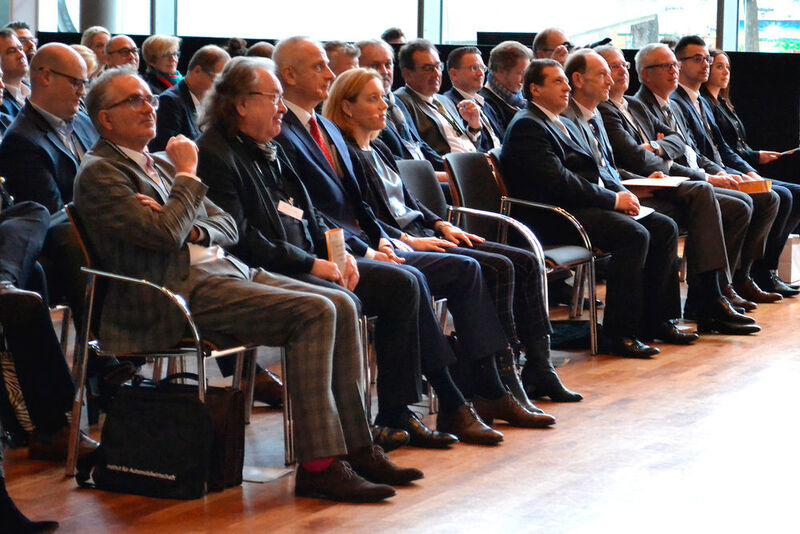 Zum IFA-Kongress versammeln sich viele bekannte Gesichter aus der Autobranche. In diesem Jahr dabei sind unter anderem (v.li.) Burkhard Weller, Emmerich Engels, Thomas Zahn (beide VW) und Sabine Scheunert (Mercedes-Benz). (Seyerlein)