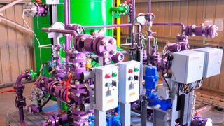 Kompaktes, anschlussfertiges Dosier-Skid mit zwei robusten Hydraulik-Membrandosierpumpen Orlita MfS zur Dosierung von Korrosionsinhibitoren (Mohamed Yunus/Prominent)