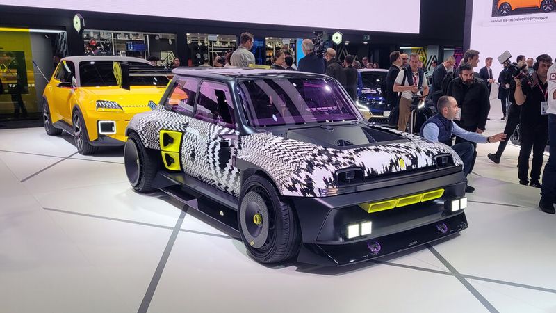 In Paris ist zudem die Elektro-Studie zu sehen, die den 50 Geburtstag des R5 Turbo feiern soll. (Bild: Wehner/Vogel Communication Group)