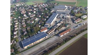 Die Sonne macht fast CO2-neutrale Verpackungen: Wegmüller fertigt Exportverpackungen aus natürlichem Holz, heizt die Hallen mit Restholz und macht Strom mit dem eigenen Solarkraftwerk. (Bild: Wegmüller)
