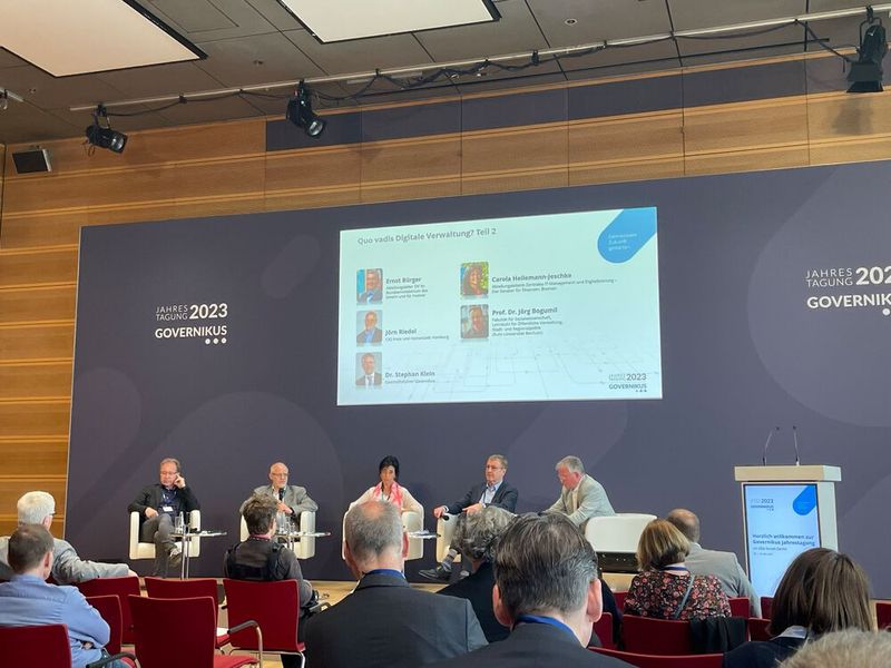 Quo vadis Digitale Verwaltung? Diese Frage versuchen Prof. Dr. Jörg Bogumil, Jörn Riedel (CIO, Senat der Freien und Hansestadt Hamburg, Amt für IT und Digitalisierung), Carola Heilemann-Jeschke (Abteilungsleiterin Zentrales IT-Management und Digitalisierung – Der Senator für Finanzen, Bremen), Ernst Bürger (Abteilungsleiter DV im Bundesministerium des Innern und für Heimat) und Dr. Stephan Klein (Governikus) zu beantworten (Bild: Vogel IT-Medien GmbH)