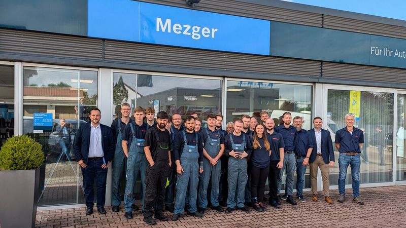 Doch nicht nur die Spezialisten, das gesamte 29-köpfige Team findet in dem neuen Standort hervorragende Arbeitsbedingungen vor. Mezger deckt alle Reparaturarbeiten an modernen Fahrzeugen ab – von Arbeiten an Elektroautos bis zum Reifenservice und der Glasreparatur. (Bild: Rosenow – VCG)