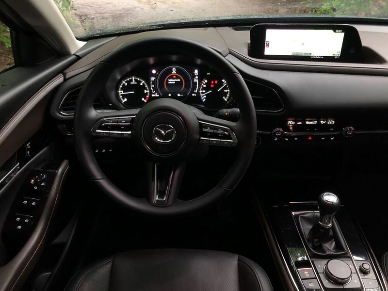 Aufgeräumt: Das Cockpit gibt keine Rätsel auf. Die wichtigsten Funktionen sind direkt per Schalter oder Taster erreichbar. Durch das digitale Menü hilft ein Dreh-Drück-Steller. (Bild: Jens Scheiner/»Automobil Industrie«)