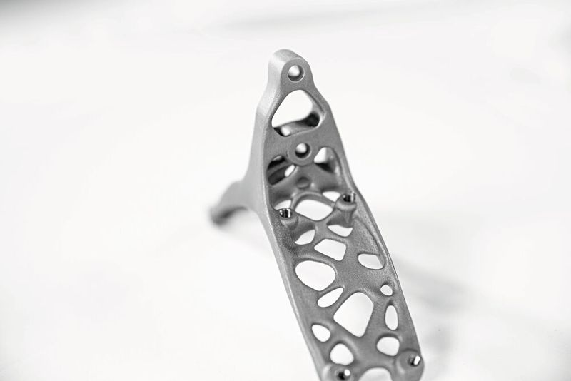 Erst durch Topologieoptimierung und Drucksimulation konnte ein optimales, Material, Zeit und Kosten sparendes Bauteil entworfen werden. (Bild: Materialise)