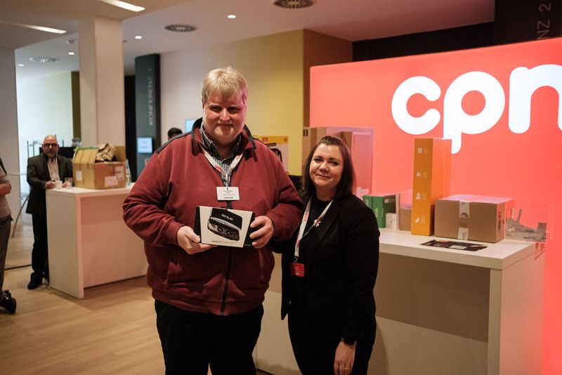 Die Tombola mit dem ersten glücklichen Gewinner: Jens Michael Schuh (Trytec) (Bild: CPN / Niklas Christensen)