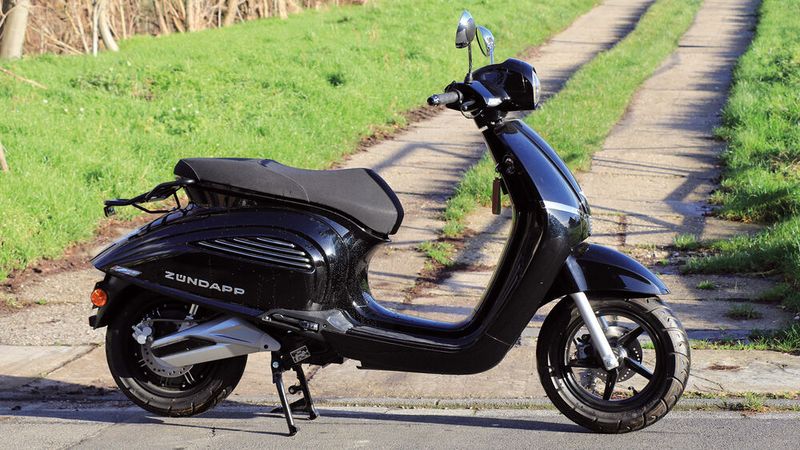 Die Telegabel und die beiden Federbeine liefern einen manierlichen Fahrkomfort. (Bild: RKM)