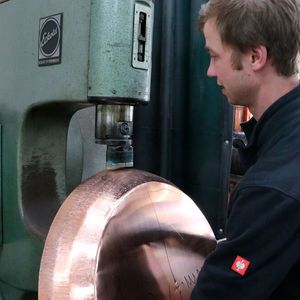 Schließlich werden einige Komponenten für die Brennereianlagen aus Kupfer noch gehämmert.(Bild:  Trumpf)