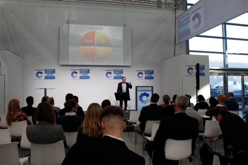 Auch am dritten Messetag ist das Compamed Suppliers Forum by Devicemed gut besucht. Auf der Bühne referiert Stefan Bolleininger von be-on-Quality. (Bild: Devicemed/K. Breunig)