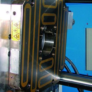 Bild 2: Auswerferseite mit beweglicher, im Sandwich-Verfahren aufgesetzter Magnetspannplatte. Beim Auswerfen der Teile wird die Spannkraft nicht überschritten.