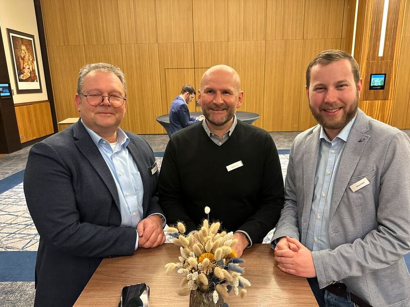 Tom Kompes (Littlebit) mit dem Conrad Team (l.) Markus Lux und Markus Pechtl. (Bild: Vogel IT-Medien GmbH)