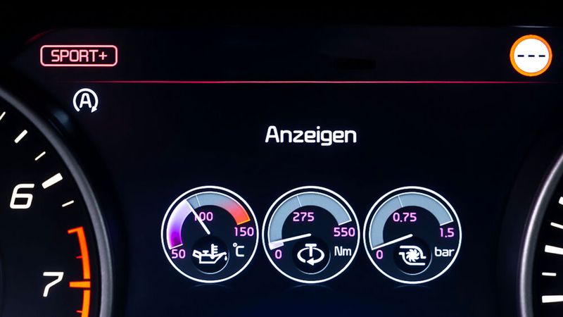 Im Fahrmodus „Sport +“ stellt sich der Stinger gerne schön quer. (Bild: Kia/Fred Roschki)