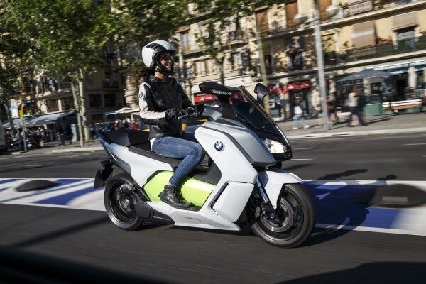 Der neue BMW C evolution bei der offiziellen Präsentation in Barcelona (BMW)