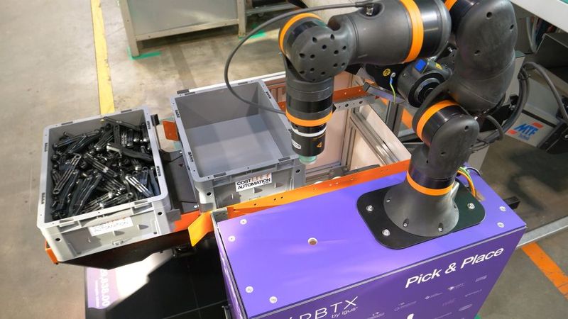 Der Rebel Move kommt bei Igus als autonomes Shuttle zum Einsatz, das unter anderem Drehstapelbehälter mit Bauteilen von Spritzgussmaschinen abtransportiert. (Bild: Igus)