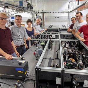 Markus Koch (2. linke Reihe), Institutsvorstand Wolfgang Ernst (4. linke Reihe), Bernhard Thaler (1. rechte Reihe) und dem Team am Institut für Experimentalphysik gelang ein Durchbruch in der Erforschung neuartiger molekularer Systeme.
