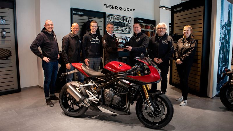 Feierten die Eröffnung des Triumph-Showrooms in Nürnberg (v.l.n.r.): Jonathan Schottenhammer (Verkaufsleiter, Feser Zweirad), Thomas Krause (Verkauf, Triumph Nürnberg), Maximilian Feser (Betriebsleiter, Autohaus Feser), Boris Grimm (Leitung Händlernetzentwicklung, Triumph Motorrad Deutschland, Bozidar Bukal (Geschäftsführung, Feser Zweirad), Klaus Eschenbacher (Betriebsleiter, Feser Zweirad) und Emelie Klemm (Verkauf, Triumph Nürnberg). (Feser-Graf-Gruppe)