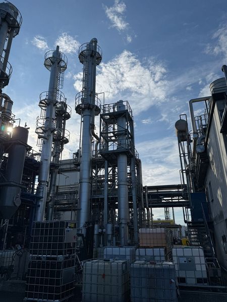 Mit der neuen Destillationskolonne modernisiert Richard Geiss den Anlagenpark zur Aufbereitung von Lösemitteln.  (Bild: Richard Geiss )