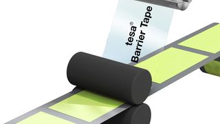 Die transparenten Barriere-Tapes lassen sich per Rolle-zu-Rolle-Verfahren sicher verarbeiten. Der Prozess dient der vollflächigen OLED-Verkapselung. (Tesa)