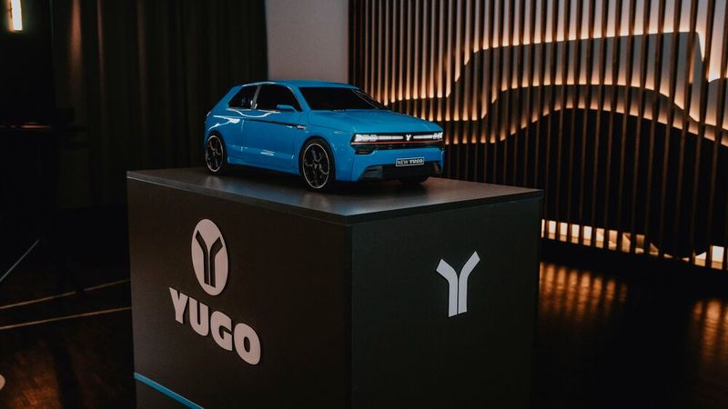 Als serieller Vollhybrid, mit einem Vebrauch von 2,2 l/100 km, soll der Zastava Yugo 2027 für 12.000 Euro auf den Markt kommen. (Bild: Yugo)