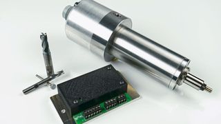 Trotz seiner Abmessungen von nur 55 mm × 100 mm × 17 mm, kann der kleine Frequenzumrichter mit 380 VA S1 Dauerleistung punkten. (BMR elektrischer und elektronischer Gerätebau GmbH)