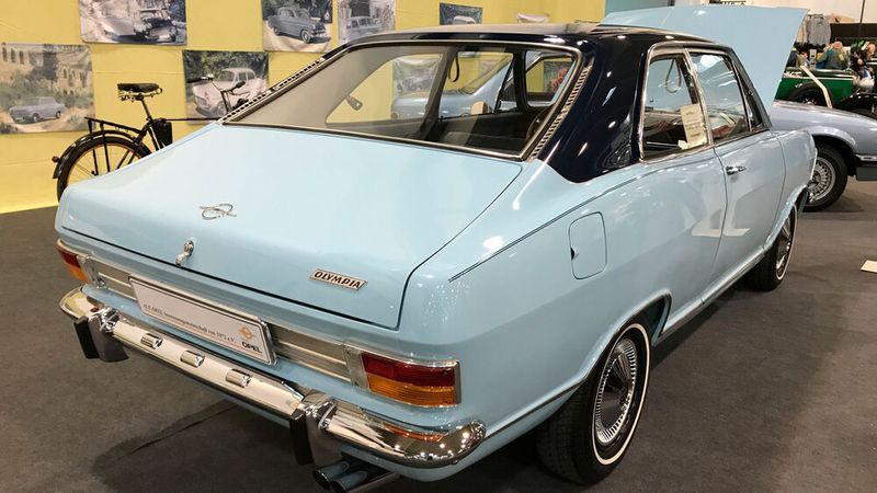 Wegbereiter des Opel Ascona war der 1967 lancierte Opel Olympia. Er versuchte den kleinen Kadett durch Lifestyleattribute in die untere Mittelklasse zu hieven. Dieser bot eine geänderte Front und besserer Ausstattung. (Bild: autodrom)