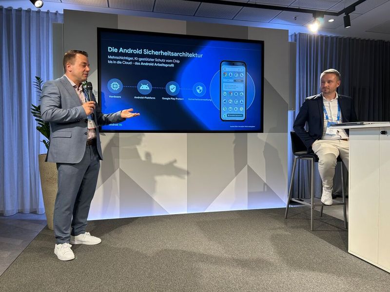 Im Duo präsentierten Danijel Stanic (Google, l.) und Florian Stubenhofer (Brodos) das neue NOBOOK sowie das Konzept des Smartphones als „alleiniges“ Arbeitsgerät.  (Bild: Vogel IT-Medien)