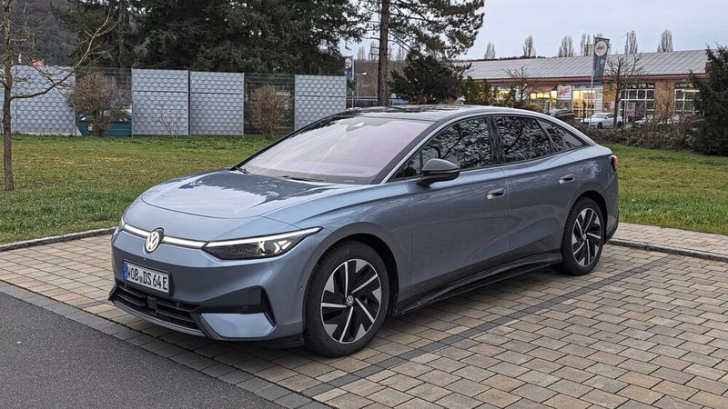 Mit 4,96 Metern Länge ist der ID 7 der längste Volkswagen-Pkw und stößt mitten rein ins Segment der oberen Mittelklasse.(Bild:  Rosenow – VCG)