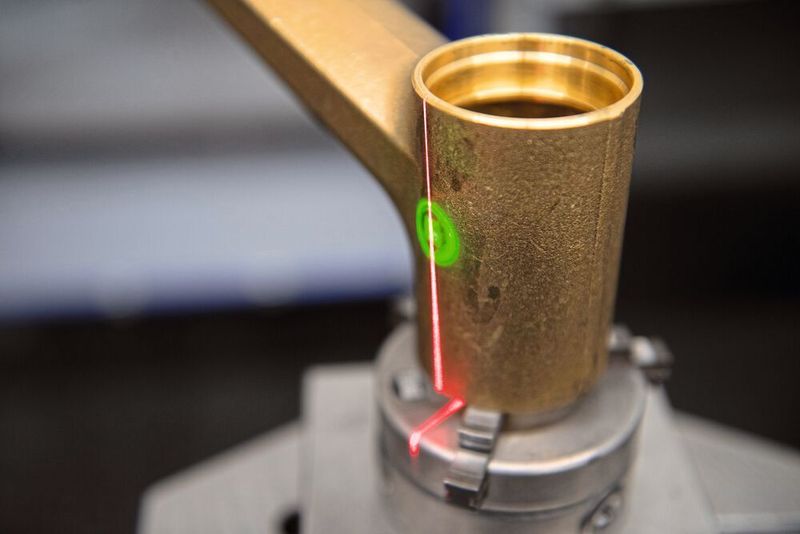 Die Laserlinie des Scanners mit Anzeige des optimalen Messabstands auf dem Rohling. (Zeiss)