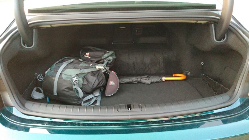 5. Der Kofferraum: Mit 354 Litern fällt er vergleichsweise klein aus für ein Auto dieser Größe. Dafür haben die Ladekabel unter dem Kofferraumboden Platz. (Bild: Thomas Günnel/Automobil Industrie)