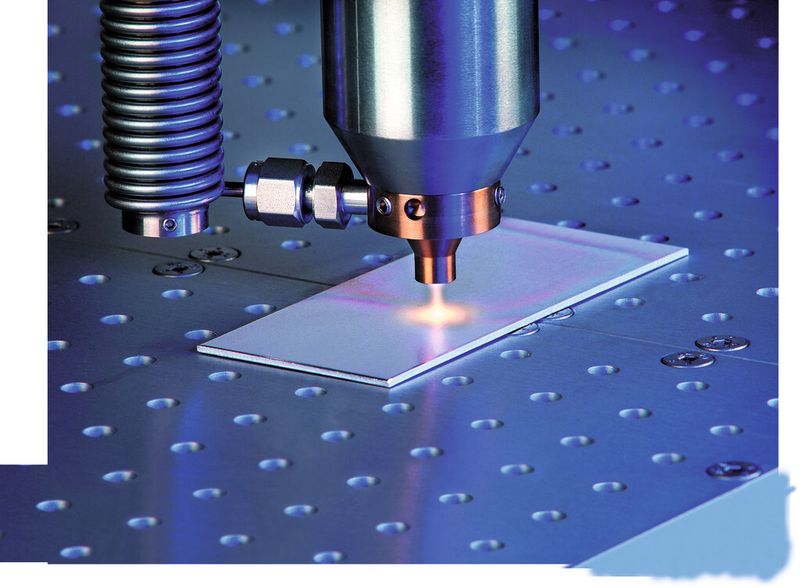 Im Zentrum des atmosphärischen Plasma-Plus-Prozesses steht eine Plasmadüse, in der sich ein Hightech-Beschichtungssystem verbirgt. Funktionale Nanoschichten können damit ortsselektiv aufgebracht werden. (Bild: Plasmatreat GmbH)