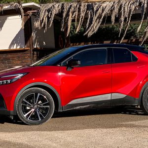 Doch auch einfarbig macht der C-HR in seinem neuen Gewand eine gute Figur.(Bild:  Schmidt - VCG)